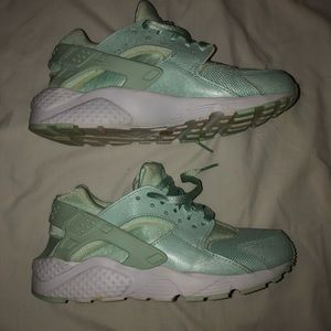 Women’s igloo green huaraches